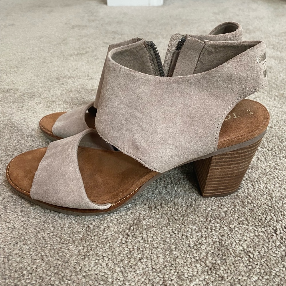 Tom’s Majorca cutout sandal in desert taupe suede